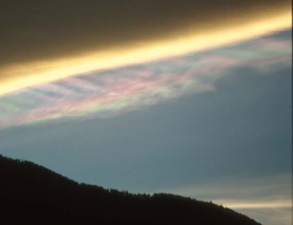 Iridescence at the thin edge of a wave cloud (diffraction by small droplets of liquid