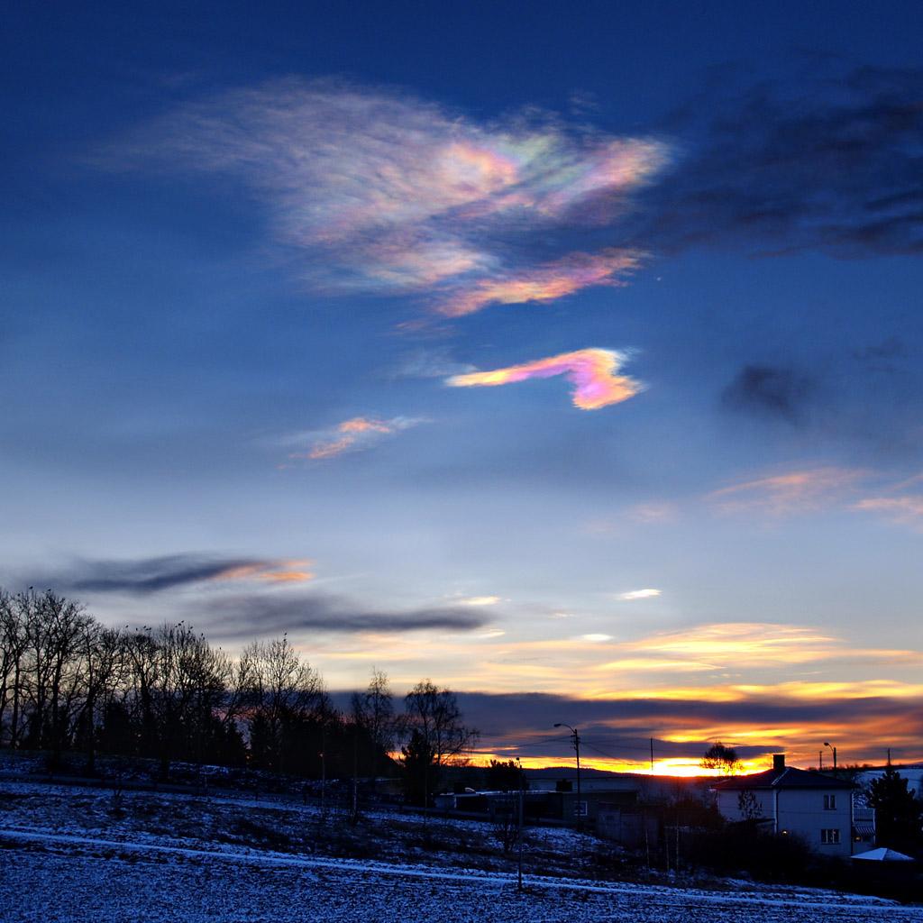 Mother-of-pearl cloud or polar stratospheric cloud: Thin cloud between 20-30 km altitude
