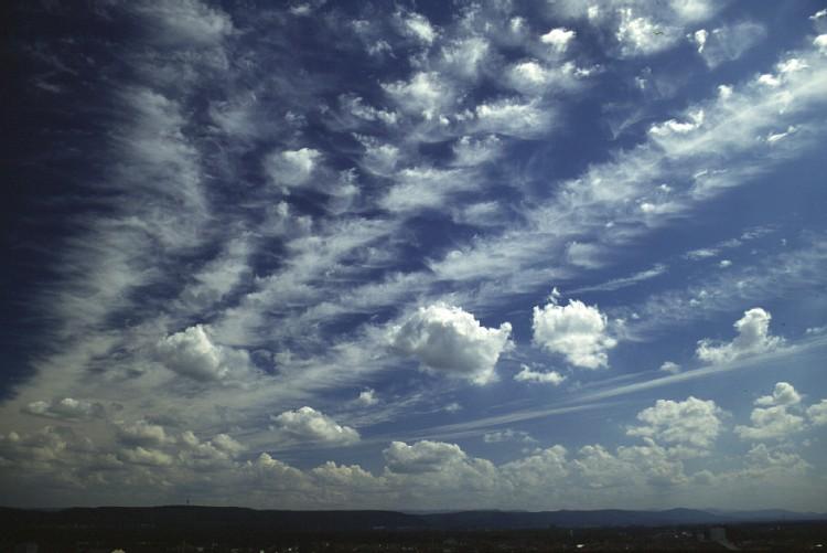 Altocumulus (Ac): gray or white broken sheets, elements, bands, rounded masses Ulrike