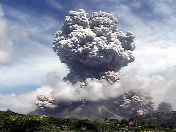 htm High-silica granitic magma traps gas then explodes. These volcanoes are killers. Source: https://www.