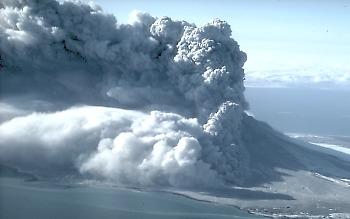 Augustine s peak eruption rate Q was estimated to be 7.5 * 10 10 kg/day based on measurements of emitted materials and the timing of the eruption.