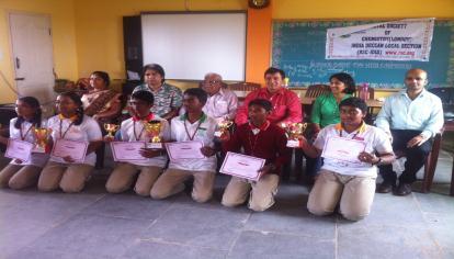 with the students and gave away prizes to the quiz winners