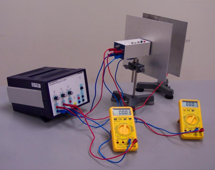 Figure 6: Photograph of the assembly for measuring the electric fiel insie the capacitor. Capacitor plates must be fe using the secon outlet from the power supply (0-50 V output).