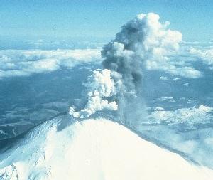 1980 Eruption Precursor Activity Increase in seismic activity in March, 1980 Magnitude 4.2 event on March 20. Built to continuous shaking within a week. Most quakes < 3 km depth.
