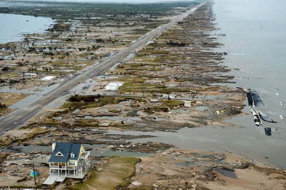 Slide 32 Hurricanes Gilchrist Texas after Hurricane Ike in 2008, (credit: the guardian) Hurricanes are a specific type of large