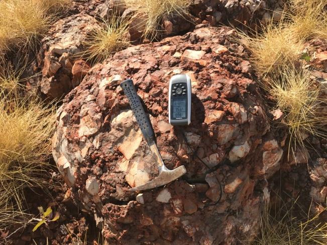 Loudens Patch Reconnaissance exploration by Venturex has identified conglomerates extending south from the Venturex tenement boundary with De Grey Mining over a strike length of approximately 1km x