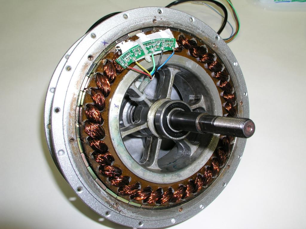 Low speed motor with outer rotor - 40 poles on