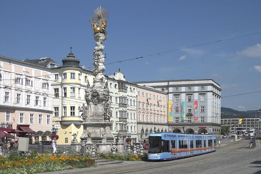 9. LINZ (AUSTRIA) Industry and commerce supports the economic advantage of tourism Cultural development plan High quality of life for the local community improves the tourism image Smart city and