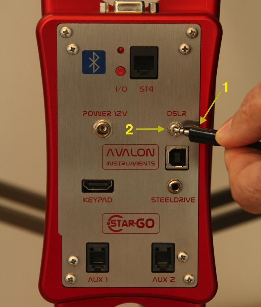 On the StarGO side: Insert the jack in in the extreme of the cable into the plug (2) of the StarGO panel labelled DSLR.