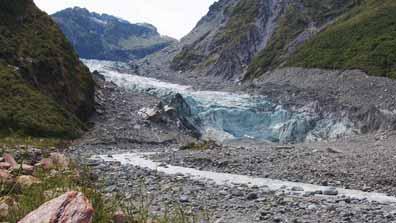 38 Achievement Standard 91010 (Geography 1.4) 5. Draw a précis sketch of the following photograph of the Fox Glacier to show the main landscape features.
