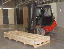 It is essential to equip the forklift with extensions for the forks, so that these exceed the depth of the tray. 3.