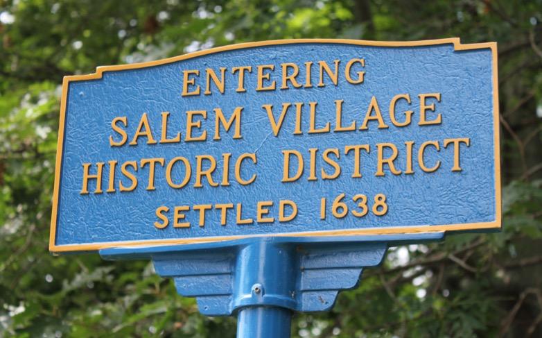 Salem Village vs. Salem Town Salem Village: 550 people, 90 houses mostly farmers Salem Town: 1,400 people in 1692 wealthy merchants Parish pastor debate: Burroughs vs.