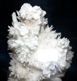 Carbonate class The carbonate minerals consist of those minerals containing the anion (CO 3 ) 2- and include calcite and aragonite (both calcium carbonate), dolomite (magnesium/calcium carbonate) and