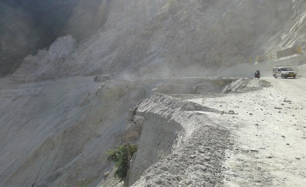 This slide is approximately 400-500 m above the hill and about 22-23 m below road level up to the river Alaknanda. The width of the slide varies between ± 40 and 100m.