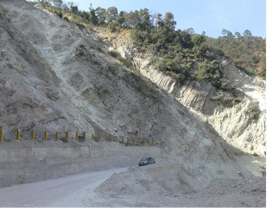 Show retaining wall made by BRO Shows Quartzite rocks The entire slope of the landslide is along a rising trend of the hill which is further