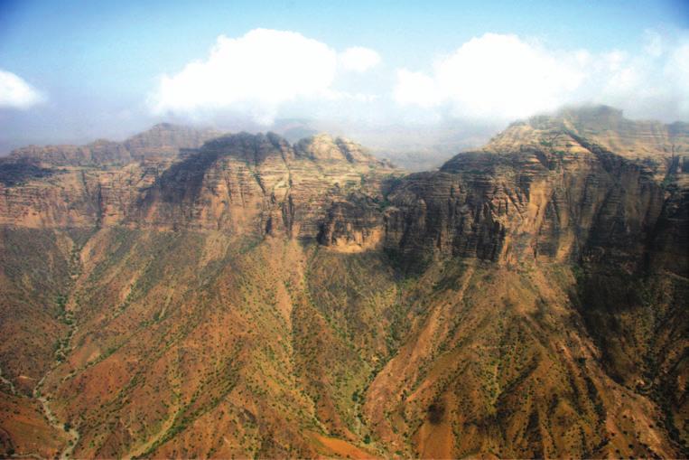 The Kingdom 25 Figure 2.6 Red Sea Escarpment west of Abha (Photo: author). Where well-developed the escarpment is characterised by very steep widyan draining towards the Red Sea.