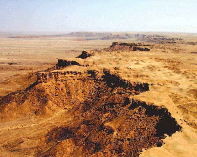The Kingdom 27 Figure 2.8 Tuwaiq Escarpment north of Wadi ad Dawasir looking north (Photo: author). of about 540