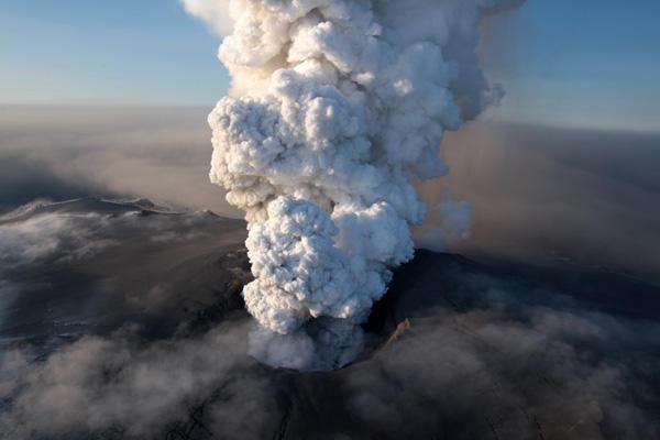 Airborne and satellite observations of volcanic ash from the Eyjafjallajökull eruption Stuart