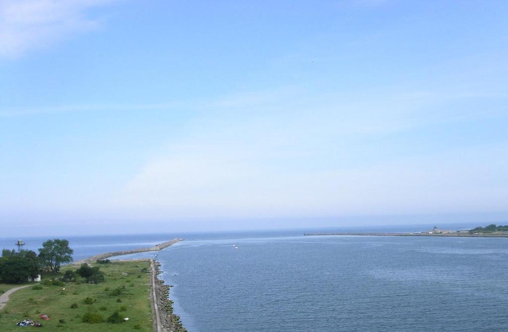Baltiysk Strait both links the Vistula Lagoon with the Baltic Sea and separates the village, where