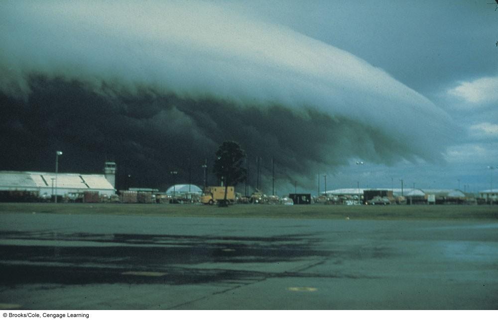 a shelf cloud formed as air is