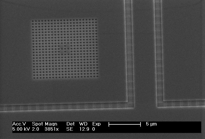 15 Figure 2.1 This top-view SEM micrography shows the developed ZEP profile after EBPG electron beam writing with low beam dose.