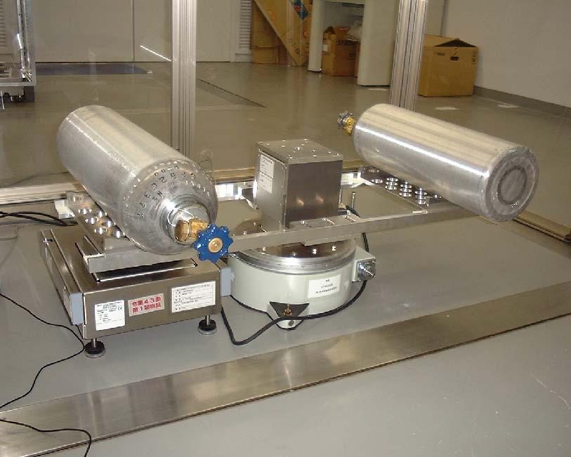 Weighing system of NMIJ Mixture cylinder Reference cylinder Electric mass comparator