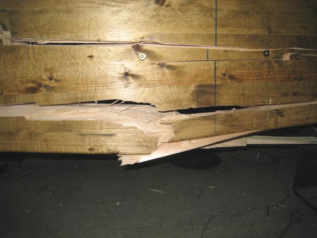 The beams with three different failure types were compared in order to study if there is a relationship between the amount of knots and the shear resistance.