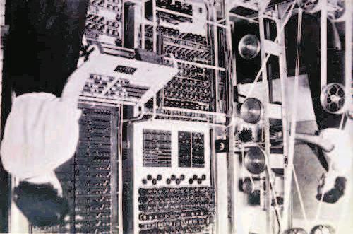 1.3. Moderna ra unala 5 Slika 1.3: Stroj za de²ifriranje Colossus. Slika preuzeta iz [4]. i Turing nikada nije pokazao zanimanje za gradnju ra unala prema navedenom na elu.