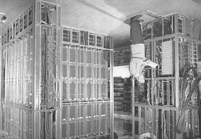 1.4. Poslovna primjena ra unala 7 Slika 1.5: ILLIAC II na injen na sveu ili²tu u Illinoisu. Slika preuzeta iz [4]. Uz veliku promidºbu, ra unalo UNIVAC je 1952.