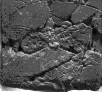 1.1 pav. Seniausiu žinomu žemėlapiu yra laikoma molinė lentelė, rasta Irake. Ji pagaminta apie 2500 m. pr. m. e. ir tikriausiai vaizduoja gyvenvietę slėnyje 1.2 pav.