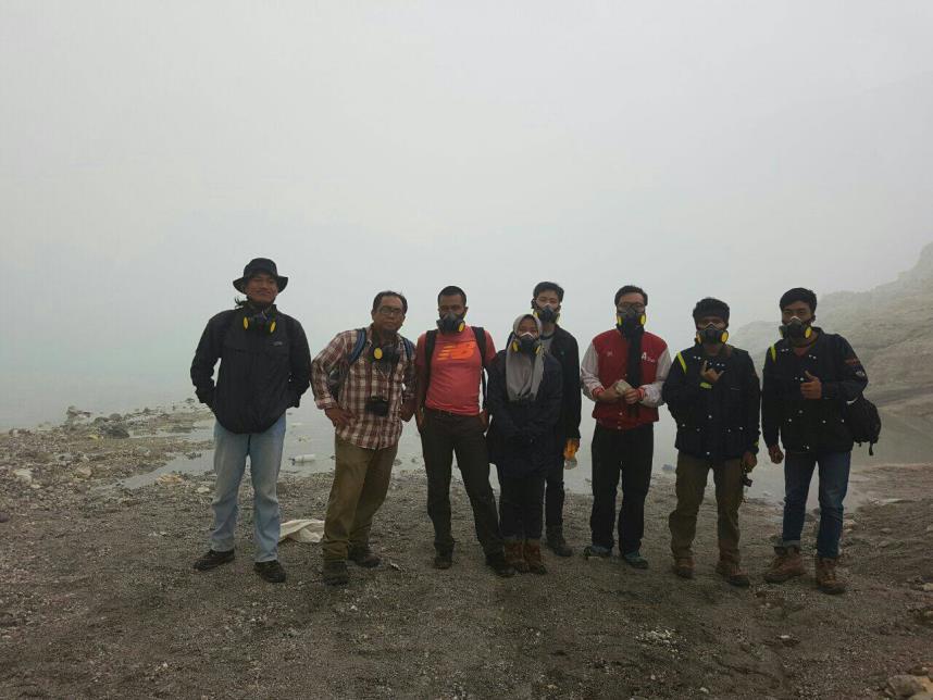 trip leader, give an explanation about mineralization in Ijen Crater and its