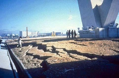 Liquefaction and Lateral Spreading, Kobe, Japan, 1995 Instructional Material Complementing FEMA 451, Design Examples Geotechnical 15-4 - 60 Lateral spreading damage at the Port of Kobe during the M7.