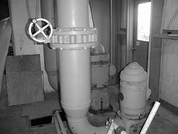 6 Figure 3.5: Photograph of the Inside pumps 3.4. PIERS PVC and Plexiglas pipes were used respectively to model the bridge piers for the backwater and for the drag coefficient experiments.