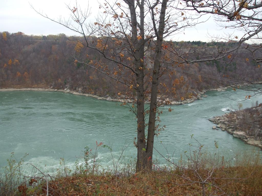 cliffs Left: south Niagara of Whirlpool River just in autumn; north of the Bottom Whirlpool Right:inWhirlpool autumn; and Top up Right: the Niagara Gorge River in autumn Photo Gallery {igallery 0}
