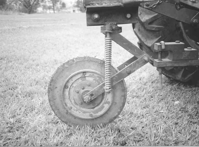 Figure 1. Equipment designed and built to make visible marks in the ground. The tests were conducted in a regular field with smooth topography. Two speeds were used during the tests: 2.20 m/s (7.