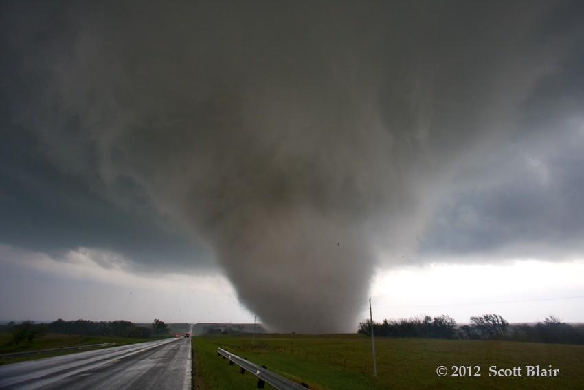 2012 Kansas Tornado Facts Tornadoes: 94 (33 above the 1950-2012 average of 61) (14 above the past 30 year average of 80) (18 below the past 10 year average of 112) Fatalities: 1 Injuries: 50 Longest
