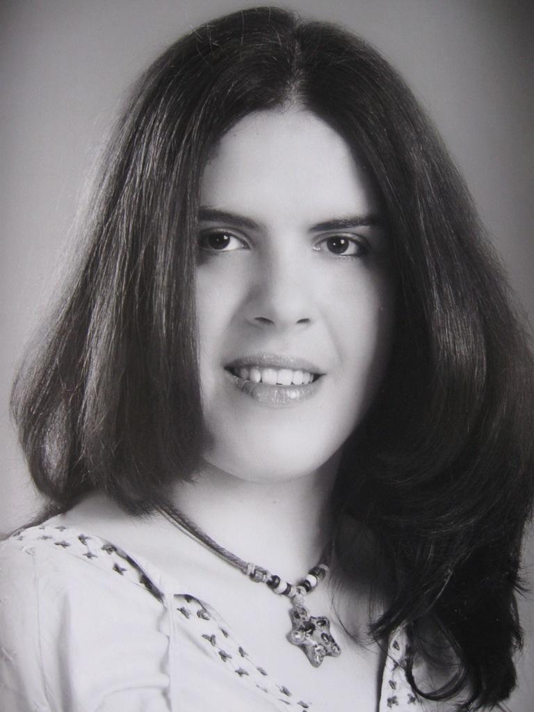 Biografija Jelena Čolić je rodena 30. marta 1980. godine u Bačkoj Palanci, gde je završila osnovnu školu i gimnaziju kao nosilac,,vukove diplome. Godine 1999.
