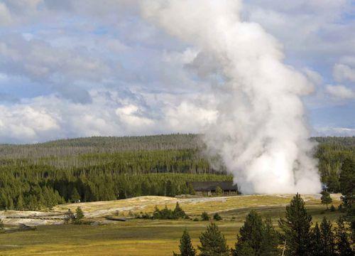 A Garden of Geysers A Garden of Geysers Old Faithful in Yellowstone National Park Have you ever been to Yellowstone National Park?