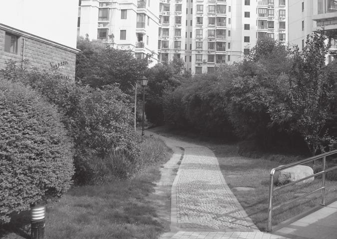 Shanghai borderlands: a new urbanity? 201 Plate 12.3 Internal paths in the Compound Source: Deljana Iossifova practices established in the shared space of the city.