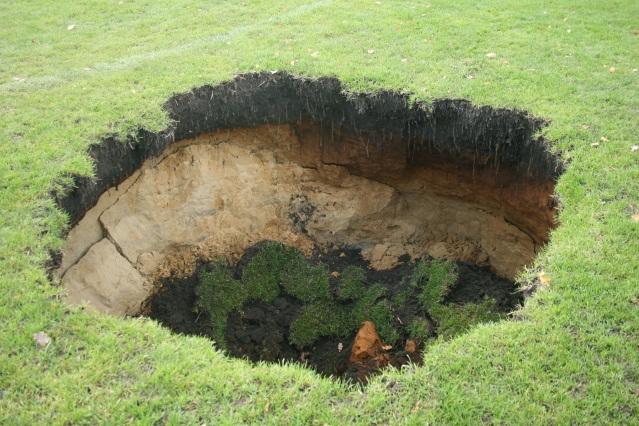 Introduction Sinkholes occur since 2004 in a nearly biannual sequence around the southern part of the sports ground of the village of Münsterdorf, Southern Schleswig-Holstein (Fig. 1, Fig. 2).