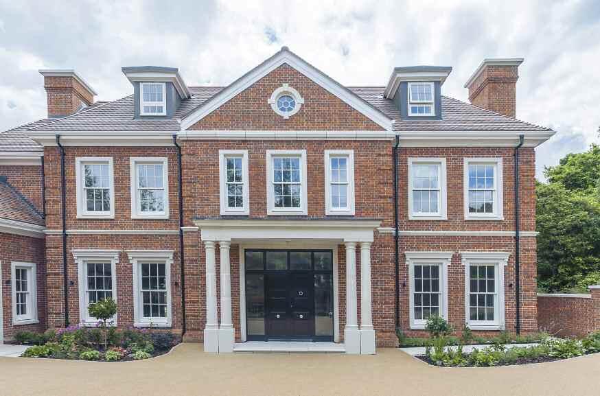 HOUSE Superb new-build featuring many beautiful and