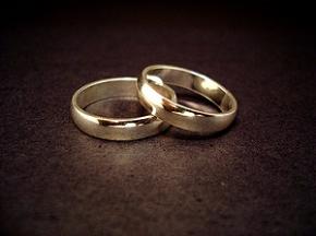 Q20. Platinum and gold are transition elements. They can both be used to make wedding rings. By Jeff Belmonte from Cuiabá, Brazil (Flickr) [CC-BY-2.