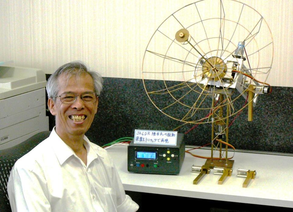 JA6XED Hisao pauses with a scaled model of JA6DR s 12m dish of mid- 1970 s.