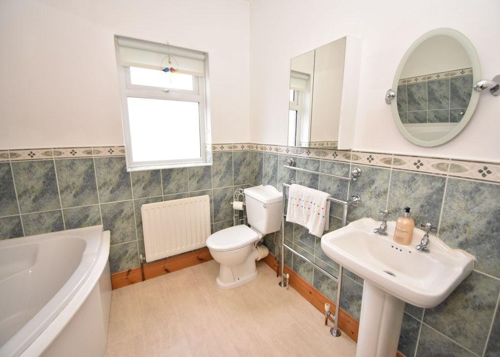 Bathroom: With hite suite o prisi g.
