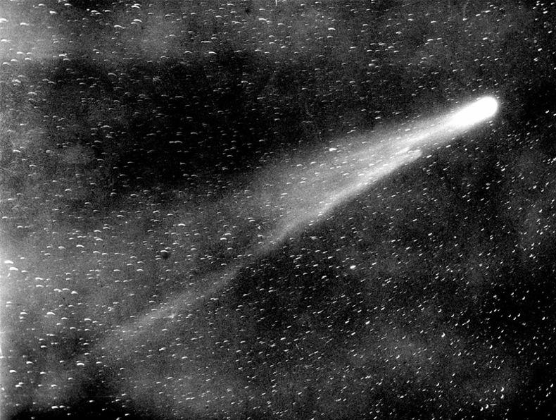 fluoresce under sunlight Comets: The nucleus!