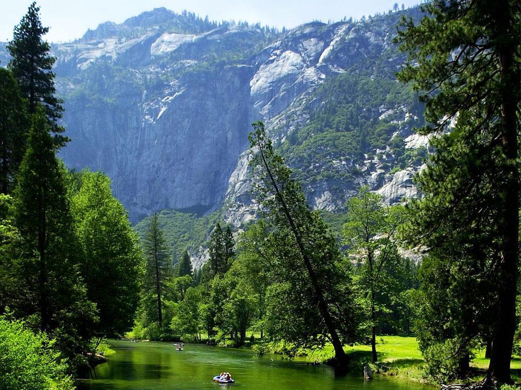 Which National Parks are located in the Sierra Nevada mountains?