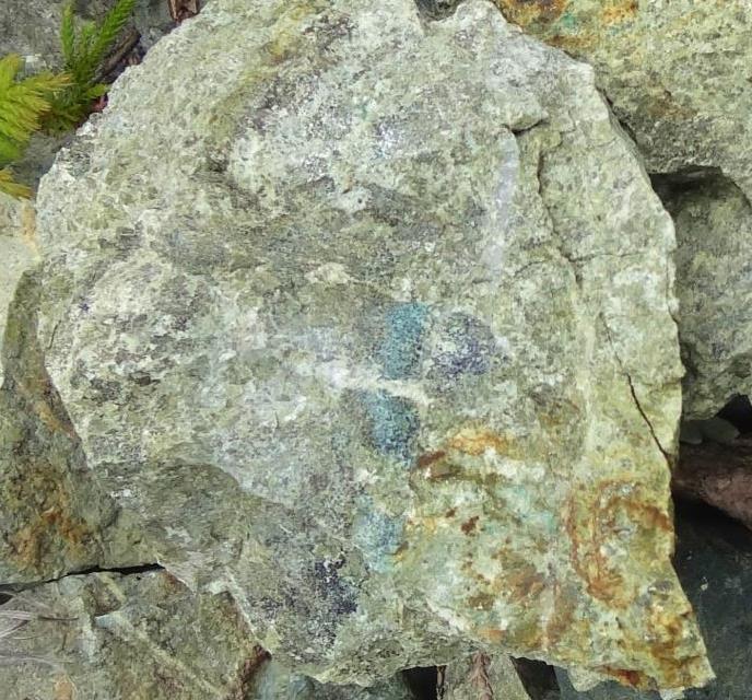 epidotisation (Figure 5 B); sparry calcite, quartz and rare garnet (Figure 5 A); as well as fine grained amphibole.