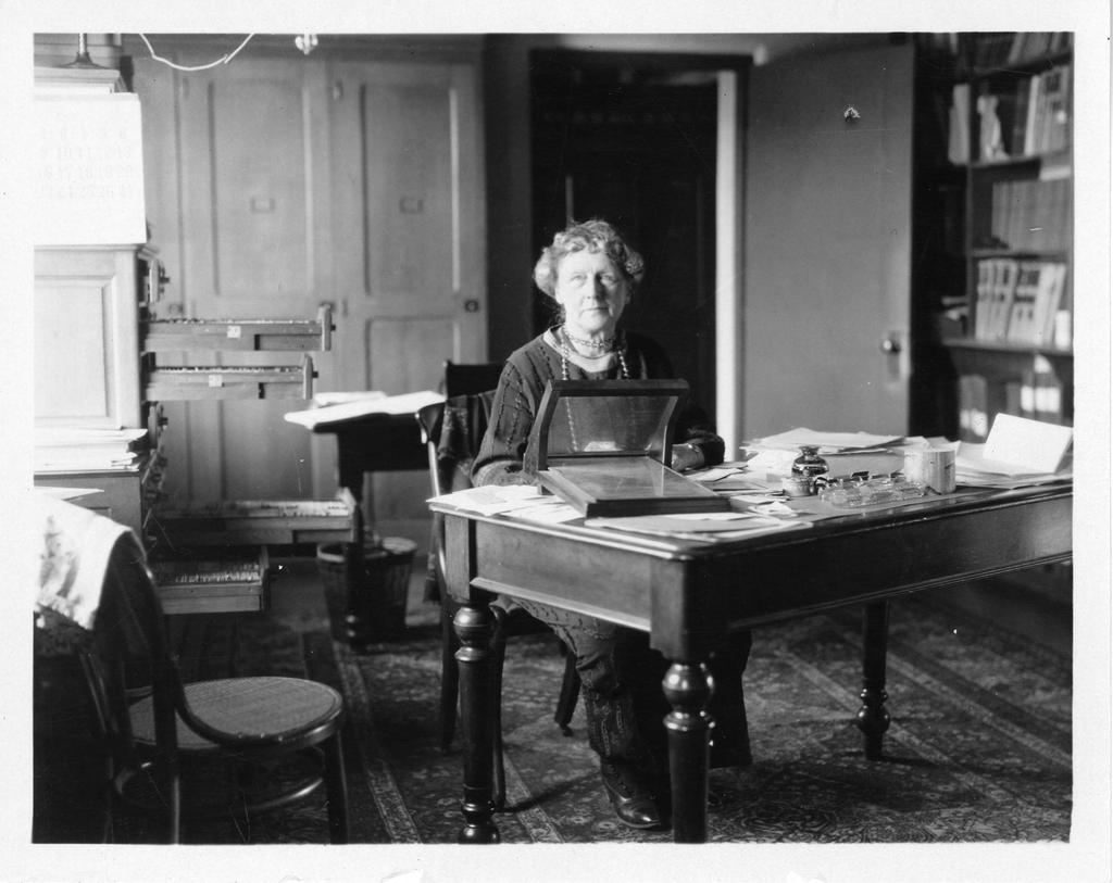 O B A F G K M 11 Annie Jump Cannon Leader of Pickerings computers, she noticed subtle patterns among metal lines.