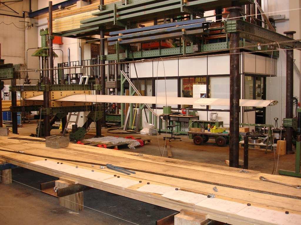 Figure 8-: Blade positioned in test rig ready for dynamic testing. The status of the project (June 006) is that the pre-project is finalized which resulted in the test rig design shown in Figure 8-1.
