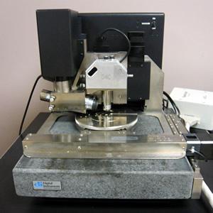 The beetle geometry Veeco microscope (at CIME) Well adapted to ultrahigh vacuum (UHV) systems. Excellent access to sample and tip. Coarse approach based on the displacement of the 3 feet along a ramp.
